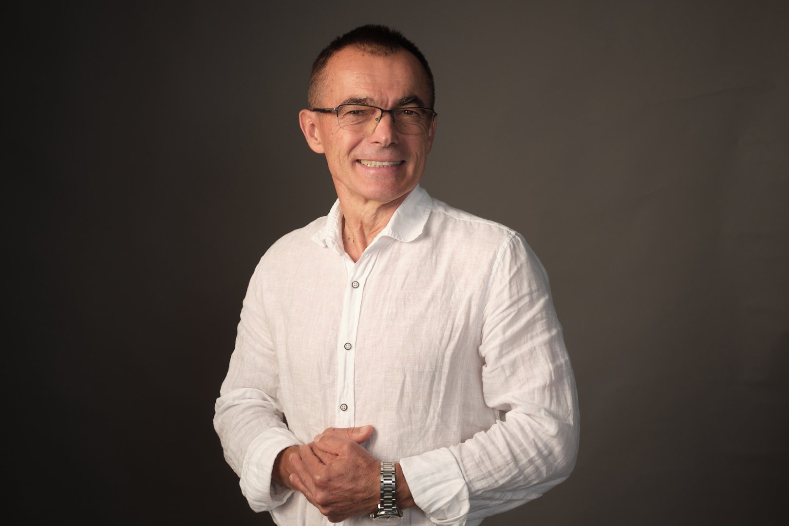 Арх. Чавдар Велев завършва специалност „Архитектура“ във Висшия институт за архитектура и строителство – София през 1987 г.